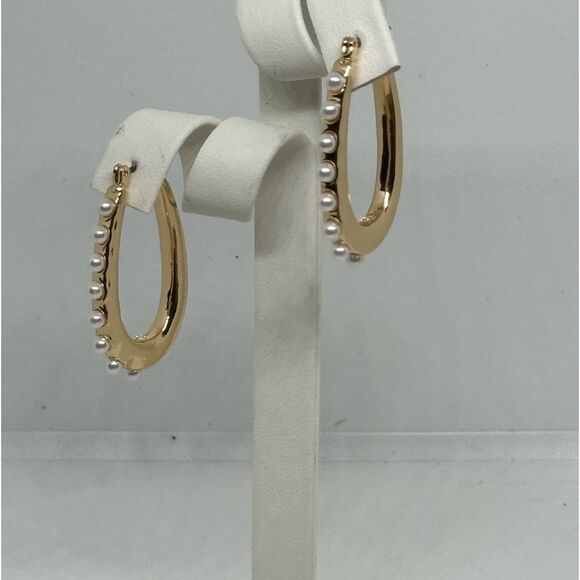 ISAAC MIZRAHI Gold Tone Pearl Oval Hoop - Picture 5 of 7
